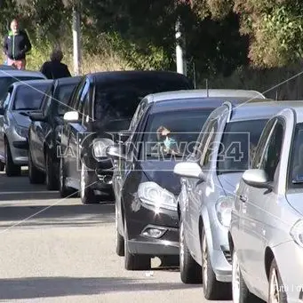 Vibo Valentia, in fila con chi aspetta il tampone: “solo” 2 ore di attesa, tra timori e acciacchi