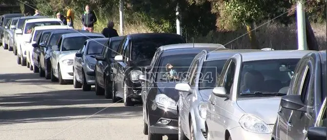 Vibo Valentia, in fila con chi aspetta il tampone: “solo” 2 ore di attesa, tra timori e acciacchi