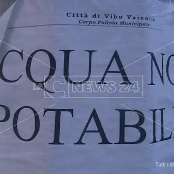 Vibo Valentia, acqua contaminata dalla fogna: protestano i cittadini di Vena Inferiore