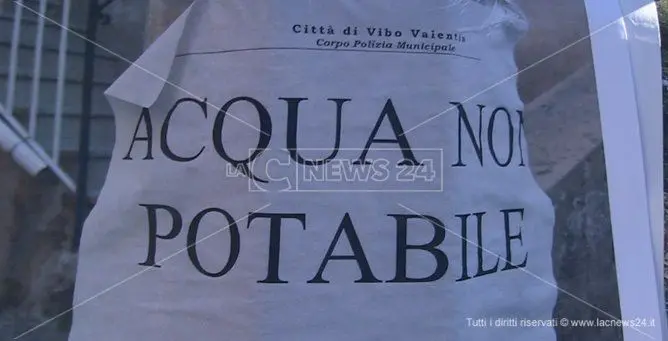 Vibo Valentia, acqua contaminata dalla fogna: protestano i cittadini di Vena Inferiore