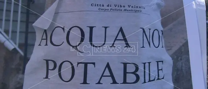 Vibo Valentia, acqua contaminata dalla fogna: protestano i cittadini di Vena Inferiore