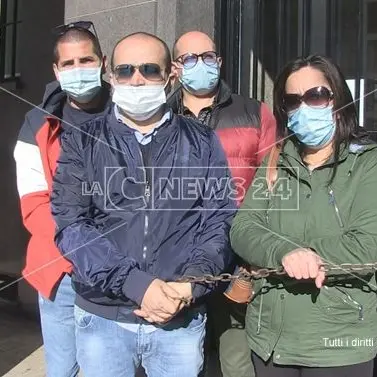 Cosenza, contratto in scadenza e posto a rischio: lavoratori Adiss in catene davanti al Comune