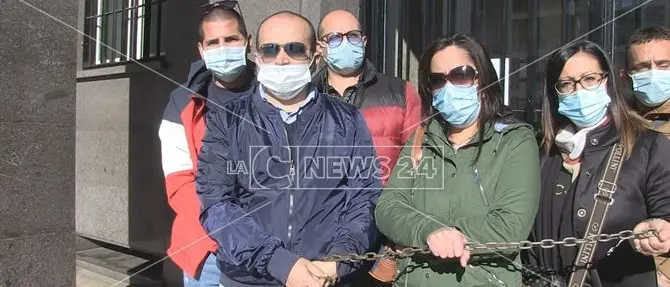 Cosenza, contratto in scadenza e posto a rischio: lavoratori Adiss in catene davanti al Comune
