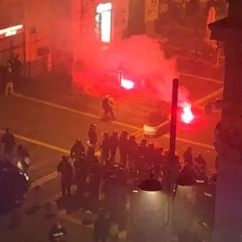 Covid, scontri a Napoli: a centinaia in strada contro il coprifuoco e De Luca
