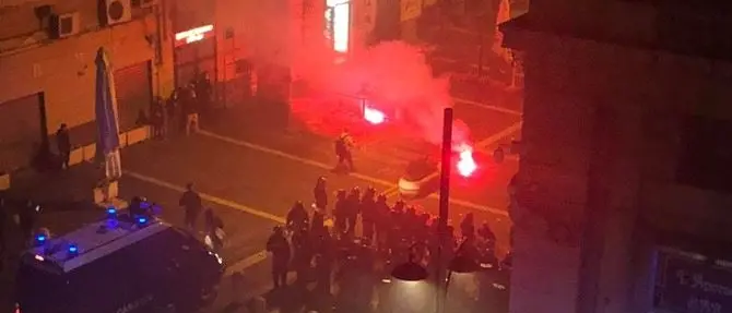 Covid, scontri a Napoli: a centinaia in strada contro il coprifuoco e De Luca