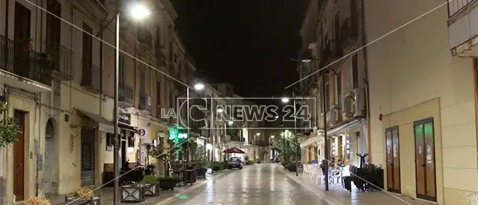 Castrovillari, silenzio e tavoli vuoti nella prima notte di stop alla movida
