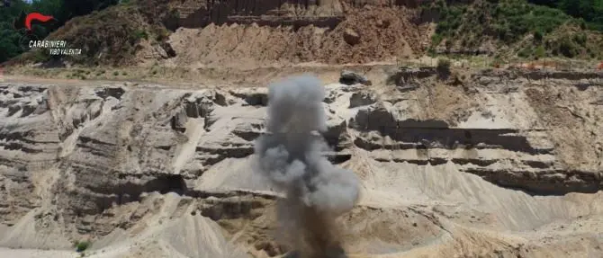 Esplosivo rinvenuto e fatto brillare nel Vibonese: il video