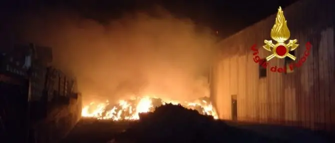 Non si fermano i roghi nelle discariche, a Squillace nuovo incendio rifiuti