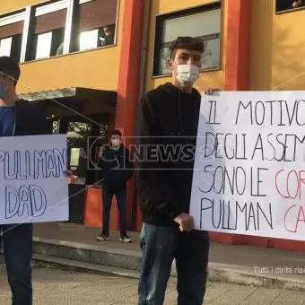 Scuole chiuse, a Castrovillari la protesta degli studenti: «Più bus e meno didattica a distanza»