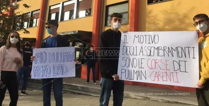 Scuole chiuse, a Castrovillari la protesta degli studenti: «Più bus e meno didattica a distanza»