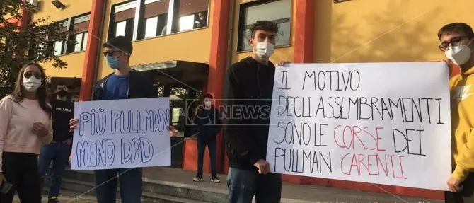 Scuole chiuse, a Castrovillari la protesta degli studenti: «Più bus e meno didattica a distanza»