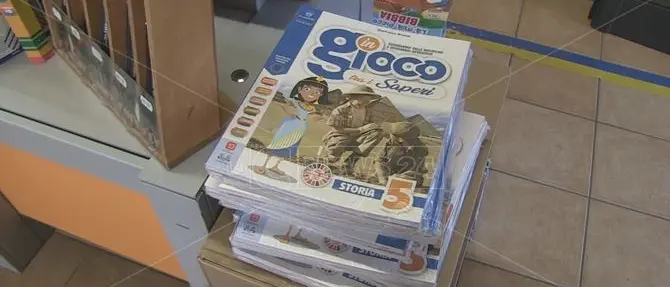 Cosenza, il pasticcio delle cedole librarie costringe i genitori ad anticipare i soldi