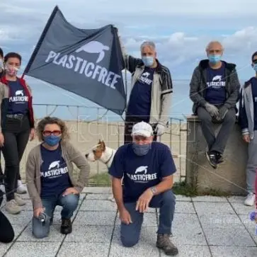 Stop plastica, volontari ripuliscono la spiaggia di Bivona: video