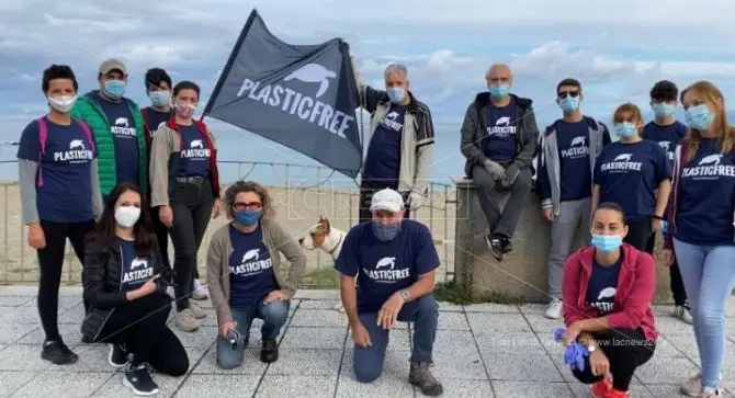 Stop plastica, volontari ripuliscono la spiaggia di Bivona: video