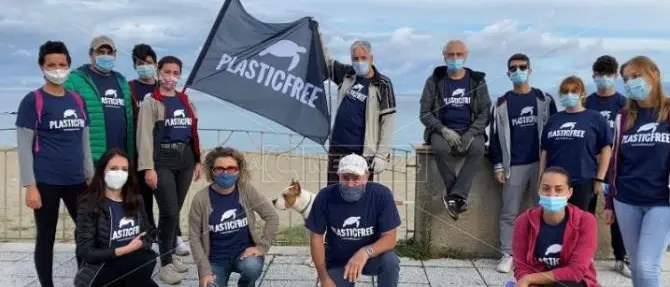 Stop plastica, volontari ripuliscono la spiaggia di Bivona: video