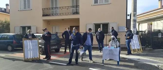 Coronavirus a Casali del Manco, protestano contro l’Asp: multati