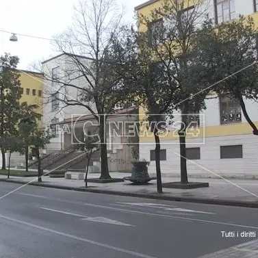 Cosenza, alunna positiva al Covid: chiude la scuola primaria Pizzuti di Via Roma