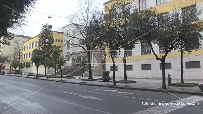 Cosenza, alunna positiva al Covid: chiude la scuola primaria Pizzuti di Via Roma