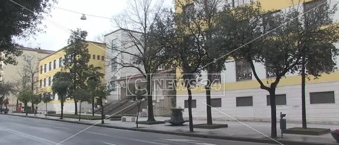 Cosenza, alunna positiva al Covid: chiude la scuola primaria Pizzuti di Via Roma