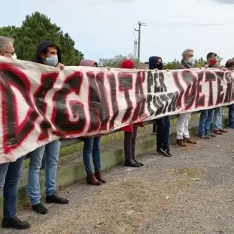 Corigliano-Rossano, sit-in davanti al carcere: «Diritti dei detenuti calpestati»