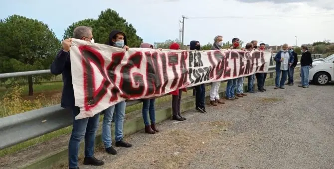 Corigliano-Rossano, sit-in davanti al carcere: «Diritti dei detenuti calpestati»