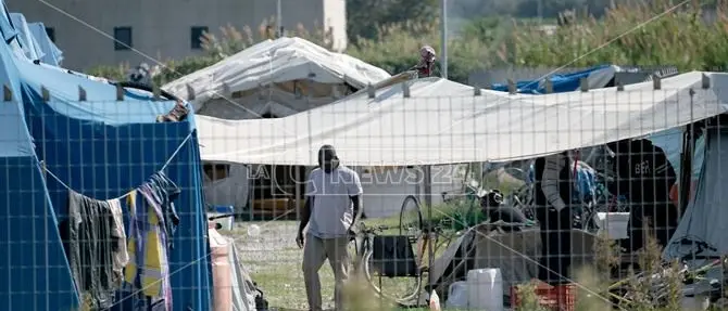 Migranti, viaggio tra i fantasmi della Piana dove solo il Covid si accorge degli invisibili