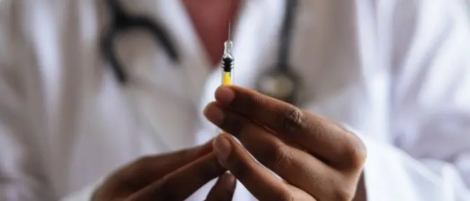 Coronavirus, speranza dal vaccino di Oxford: buone risposte sugli anziani