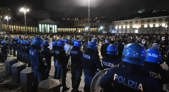 Nuovo Dpcm, proteste da Nord a Sud: sale l’allerta del Viminale per le tensioni sociali