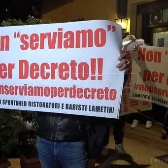 Ristoratori in piazza anche a Lamezia contro il nuovo Dpcm: «Non serviamo per decreto»
