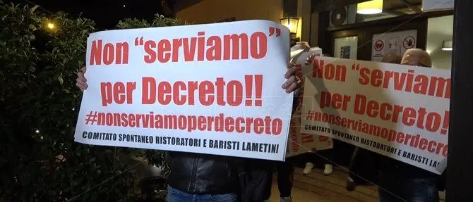 Ristoratori in piazza anche a Lamezia contro il nuovo Dpcm: «Non serviamo per decreto»