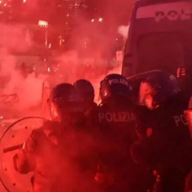 Notte di guerriglia a Milano e Torino: bottiglie incendiarie, negozi saccheggiati, decine di feriti e fermi
