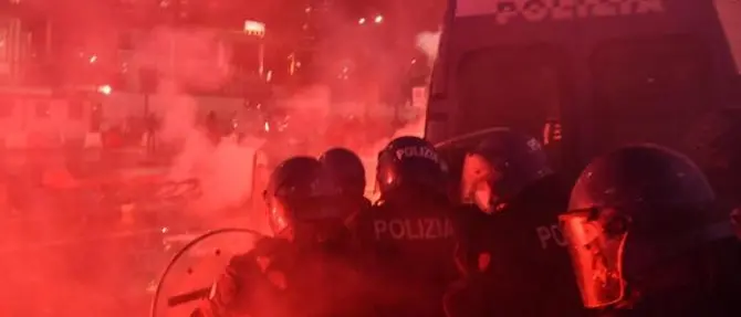 Notte di guerriglia a Milano e Torino: bottiglie incendiarie, negozi saccheggiati, decine di feriti e fermi