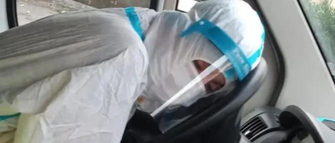 Coronavirus, la foto dell’infermiera sfinita simbolo della seconda ondata