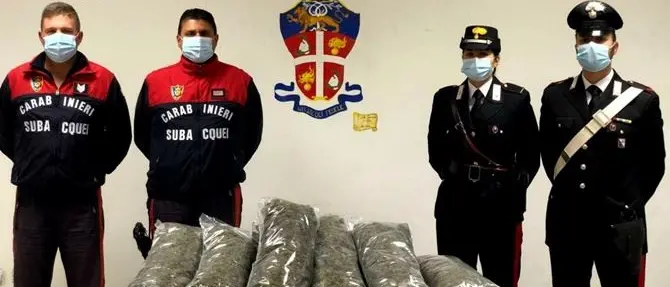 Trasportavano 7 chili di marijuana in barca, due arresti nel Reggino