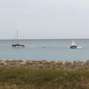 Tragedia tra Riace e Monasterace, due migranti si gettano in mare: uno è disperso