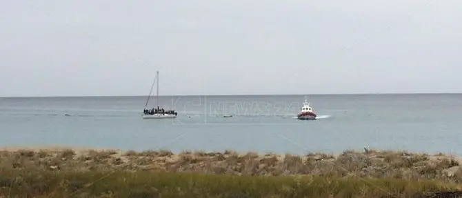 Tragedia tra Riace e Monasterace, due migranti si gettano in mare: uno è disperso