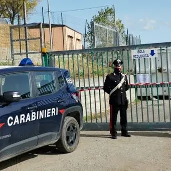 Rifiuti, i carabinieri sequestrano la discarica di Campana: denunciato il sindaco