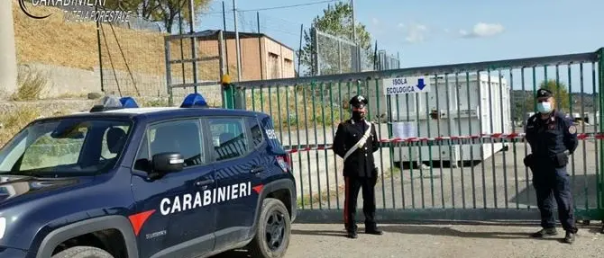 Rifiuti, i carabinieri sequestrano la discarica di Campana: denunciato il sindaco