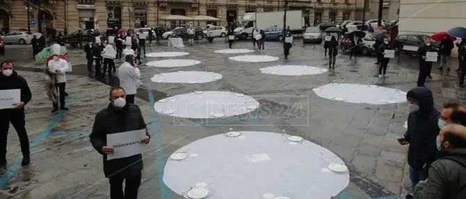 Catanzaro, ristoratori in piazza contro il Dpcm: «Non è così che si combatte il Covid»