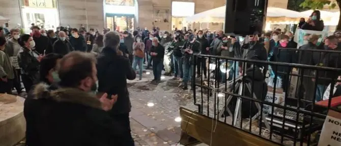 Cosenza, protestano commercianti e cittadini: «Lottiamo tra morire di Covid o di fame»