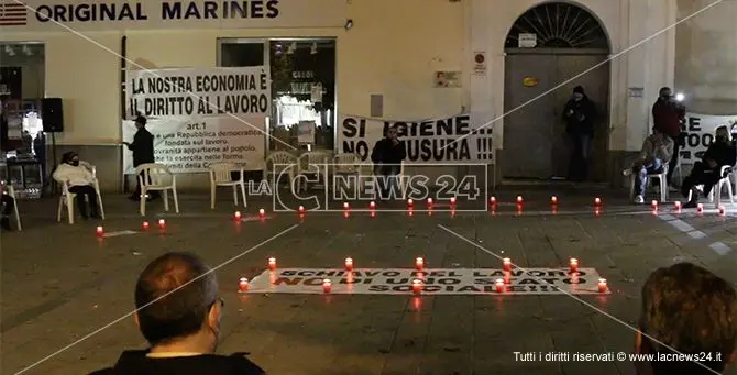 Ristoratori, artisti e commercianti in piazza a Castrovillari contro il nuovo Dpcm: «È la morte del lavoro»