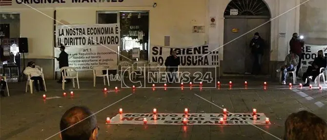 Ristoratori, artisti e commercianti in piazza a Castrovillari contro il nuovo Dpcm: «È la morte del lavoro»