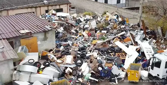 Lotta al degrado, avviati i lavori di bonifica nell’accampamento rom a Catanzaro