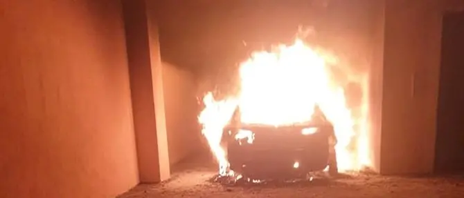 Palmi, incendiata l'auto dell'attivista Enzo Infantino: «Non mi avete fatto niente»