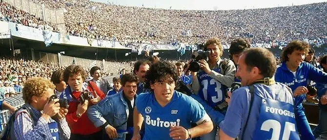 Maradona compie 60 anni: Napoli rinnova la promessa d'amore al suo dio pagano
