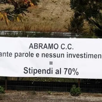 Call center a Catanzaro, lo striscione dei sindacati sotto la sede dell'Abramo costumer care