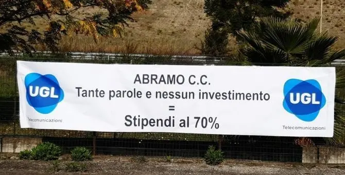 Call center a Catanzaro, lo striscione dei sindacati sotto la sede dell'Abramo costumer care