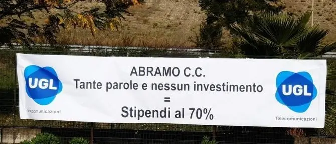 Call center a Catanzaro, lo striscione dei sindacati sotto la sede dell'Abramo costumer care