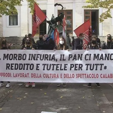 Coronavirus, a Cosenza in piazza i lavoratori dello spettacolo: c’è anche Brunori