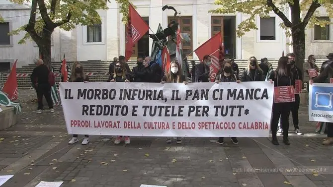 Coronavirus, a Cosenza in piazza i lavoratori dello spettacolo: c’è anche Brunori